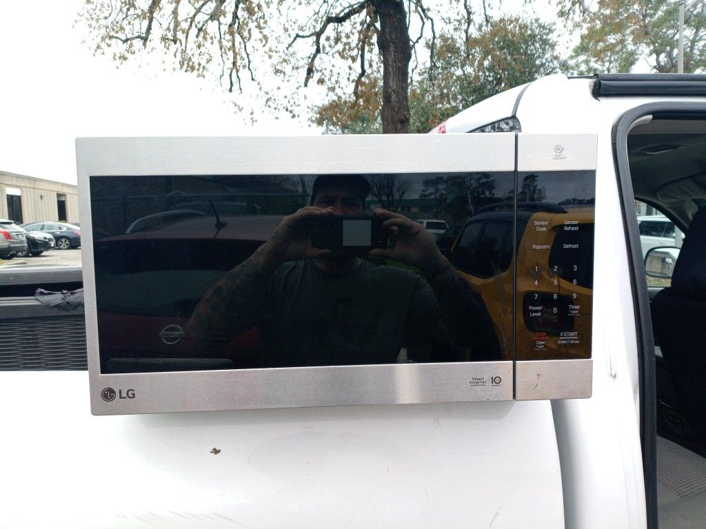 2cu Ft Lg Smart Chef Microwave $100