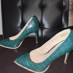 BCBGENERATION Hallix Gold Chain Stiletto Pumps Heels Women’s size 5.5 M