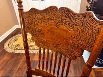 Solid Redwood Dining Table & 4 Matching Chairs – Hand-Carved Details – Excellent Condition