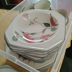Japan Mikasa dishes a beautiful set