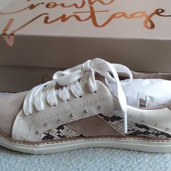 BRAND NEW IN NEW SHOE BOX LADIES CROWN VINTAGE KALINDA LACE-UP SNEAKERS SIZE 8M