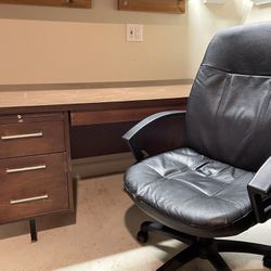 Old Banking Executive’s Desk w/desk chair 