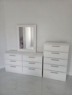 DRESSER WITH MIRROR AND NIGHTSTANDS - COMODA CON ESPEJO Y MESAS DE NOCHE