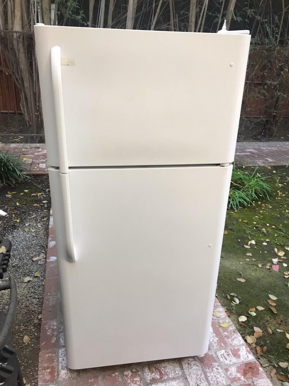 $250 Frigidaire white 18 cubic fridge includes delivery in the San Fernando Valley a warranty and installation