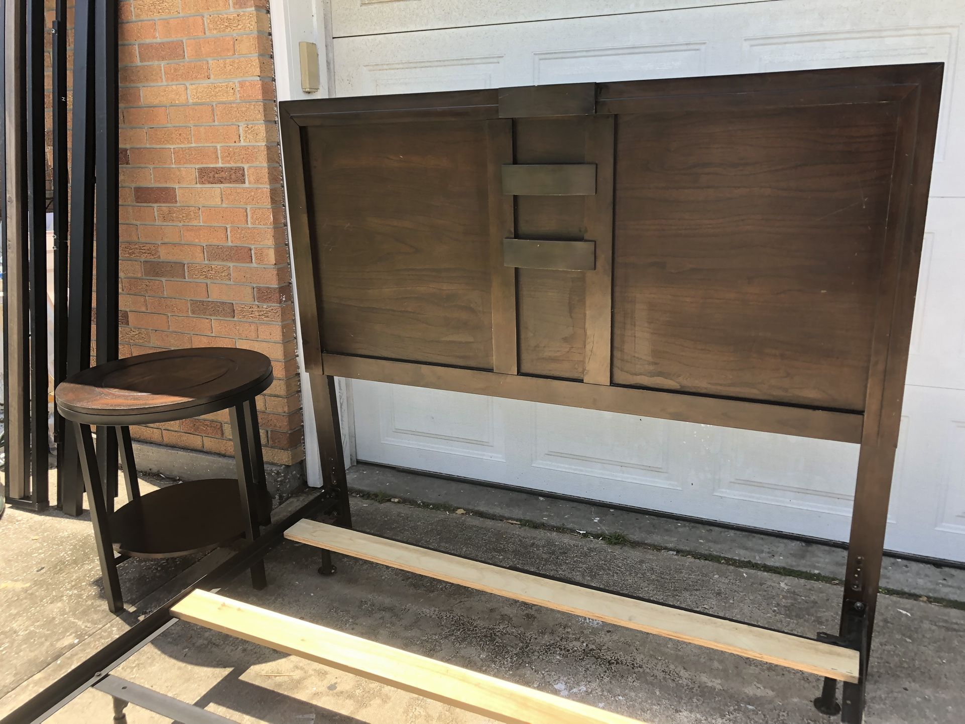 Very Nice 5 Pc. Queen Bedroom Set