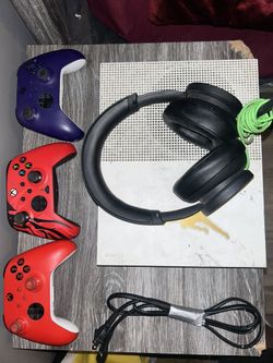 Xbox One S /3 Controllers/headset 
