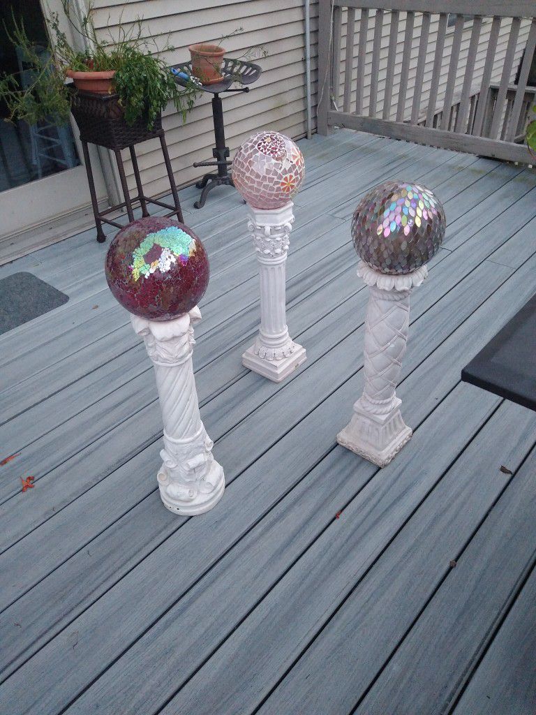 Three Gazing Balls With Stands
