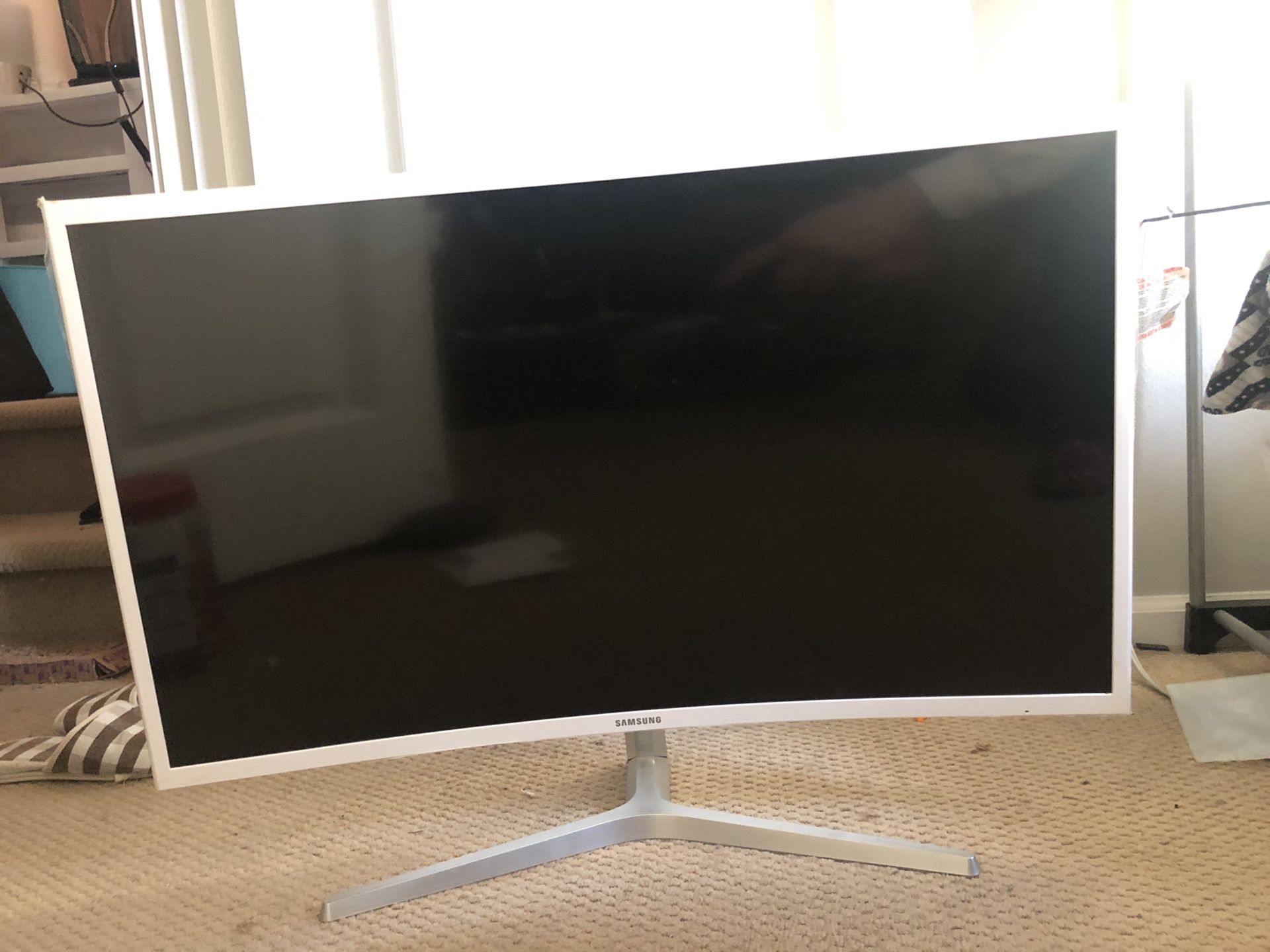 Samsung 32’ curved monitor