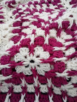 Crochet around 10 by 10 blanket theo