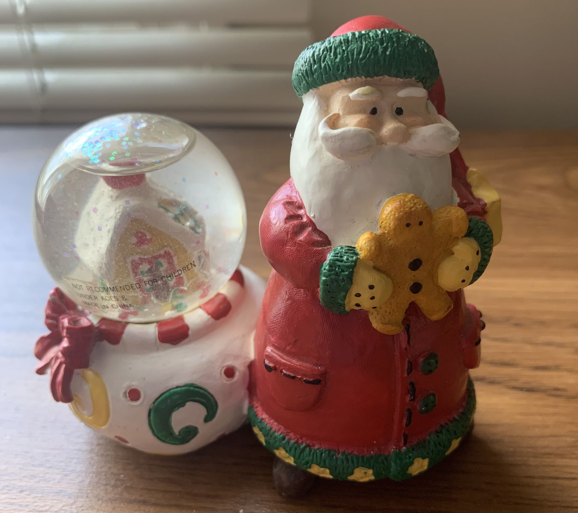 St Nicolas Square Snow Globe