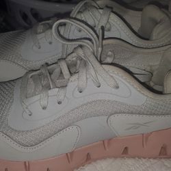 Reebok Size 7.5 Womens Shoes