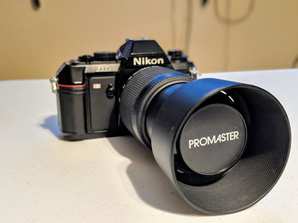 Mint condition Retro Nikon N2000. 35mm film SLR camera.