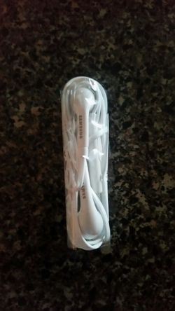 NEW ORIGINAL SAMSUNG S5 EARPHONES/HANDS FREE