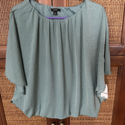 Trendy Alfani Green Small TOP BLOUSE with wing sleeves. Attached cami. NWT! 