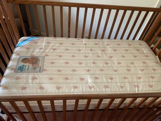Baby Crib / Comes with mattress