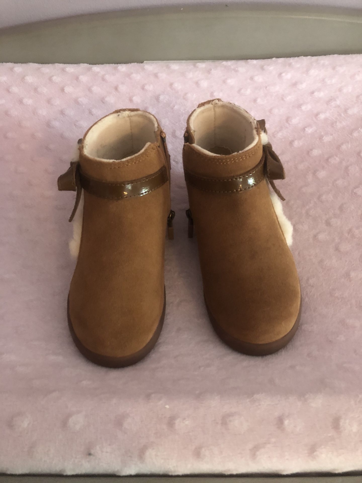 Ugg boots toddler size 10