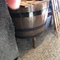 Barrell table with 4 Leather Barrell chairs. Good condition!