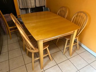 COMEDOR 4 SILLAS LA MESA SE ASE MAS GRANDE