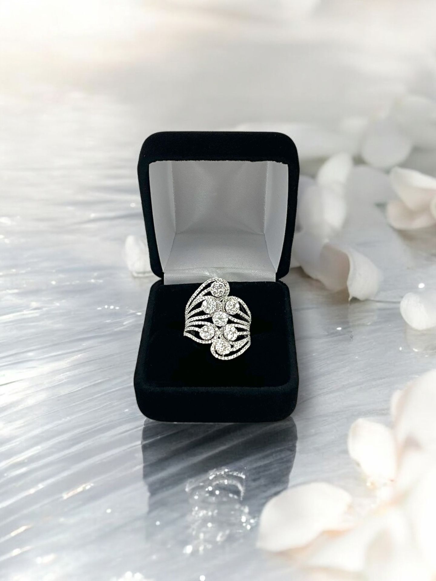 14kt 7.70g White Gold with Cluster of Diamonds Ring