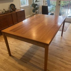 Dining Room Table (Extends)