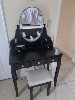 Black Makeup Stand