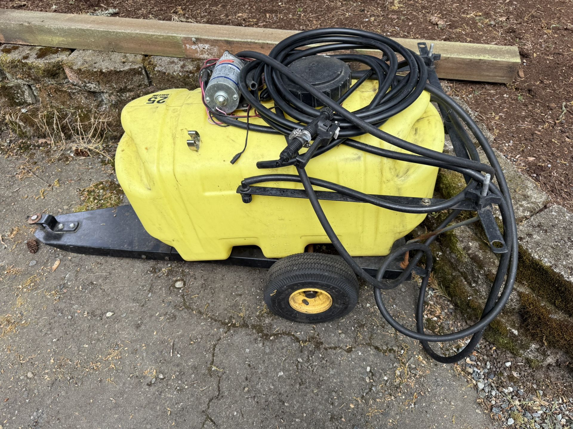 JOHN DEERE SPRAYER UNIT - 25 GALLONS