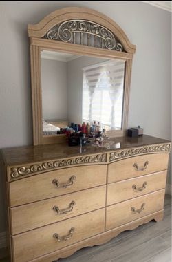 Queen bedroom with box