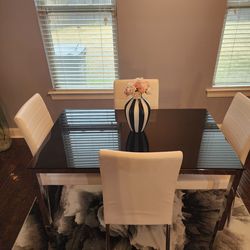 Beautiful black and white table set with rug