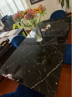 Mesa con 4 sillas buen estado