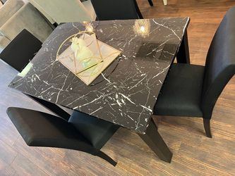 Dining set ( new in box