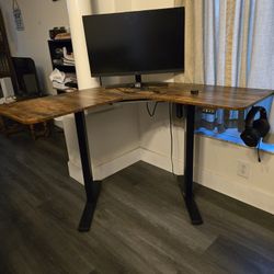 31.5" Omen Gaming Monitor & Rising Corner Desk