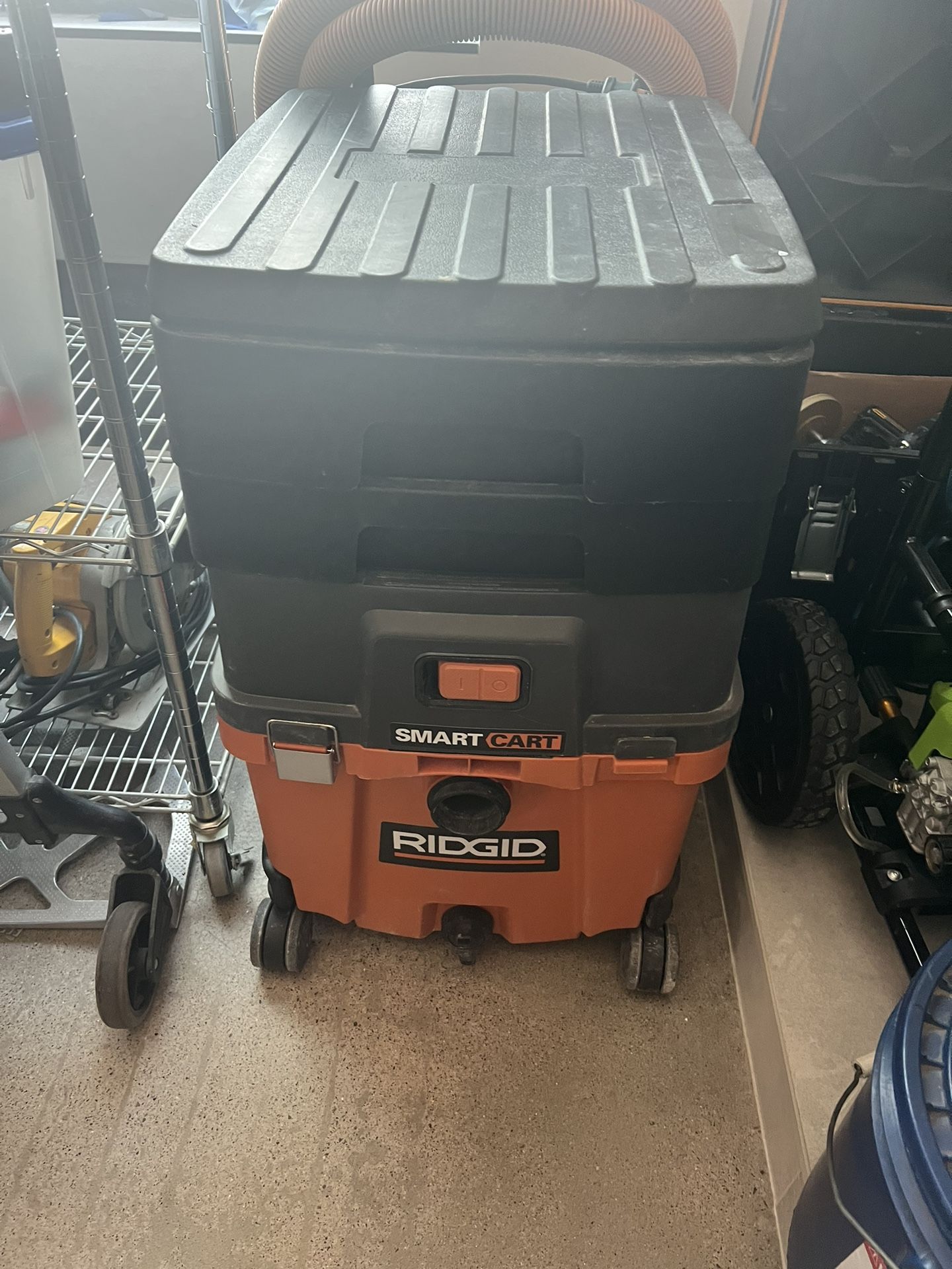 Rigid Rolling Shop Vac With Accessories