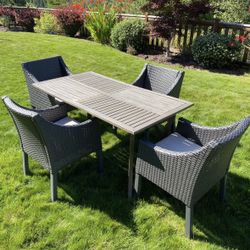 Outdoor Patio Table and 6 Chairs