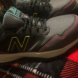 Women’s Size 7 New Balance REVLite 589 