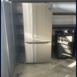 (Needs Repair | For Parts)Midea 18.7 cu. ft. Bottom Mount Freezer Refrigerator (MSRP: $749.99)