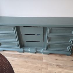 Vintage Stanley 9 drawer dresser.