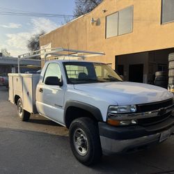 2001 Chevy Silverado 2500HD – Reliable Service Truck