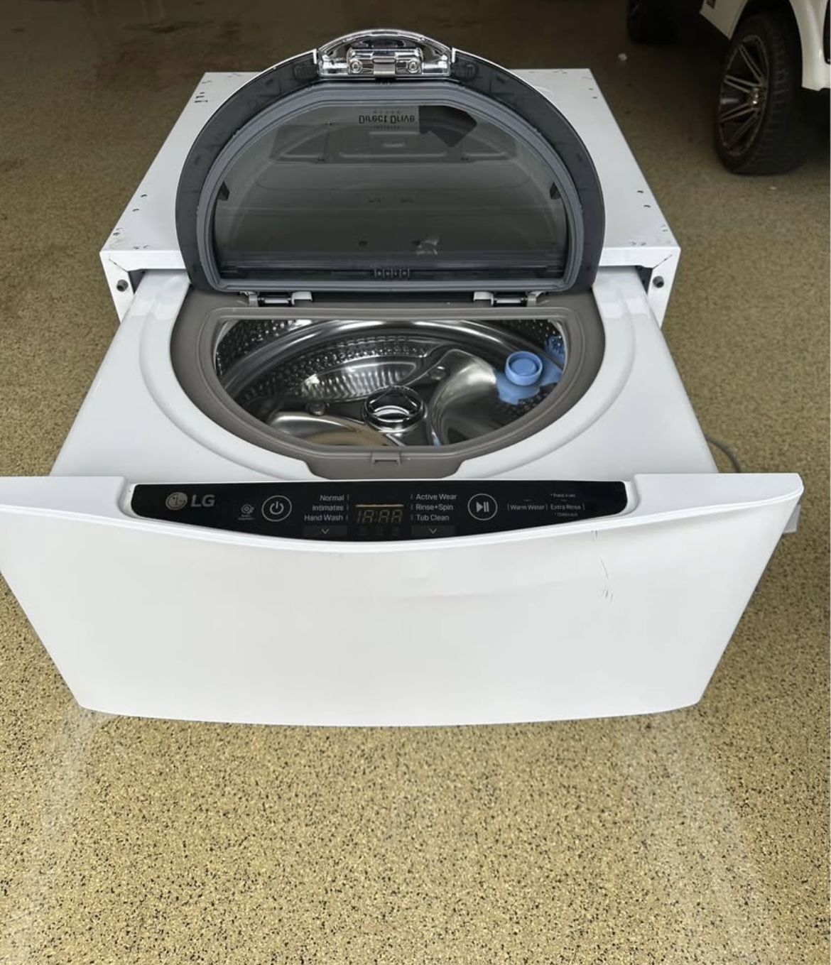 LG Washer/Dryer Pedestal + Pedestal Washer