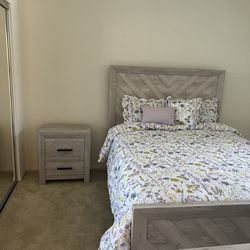 Modern queen size bedroom set in excellent condition.