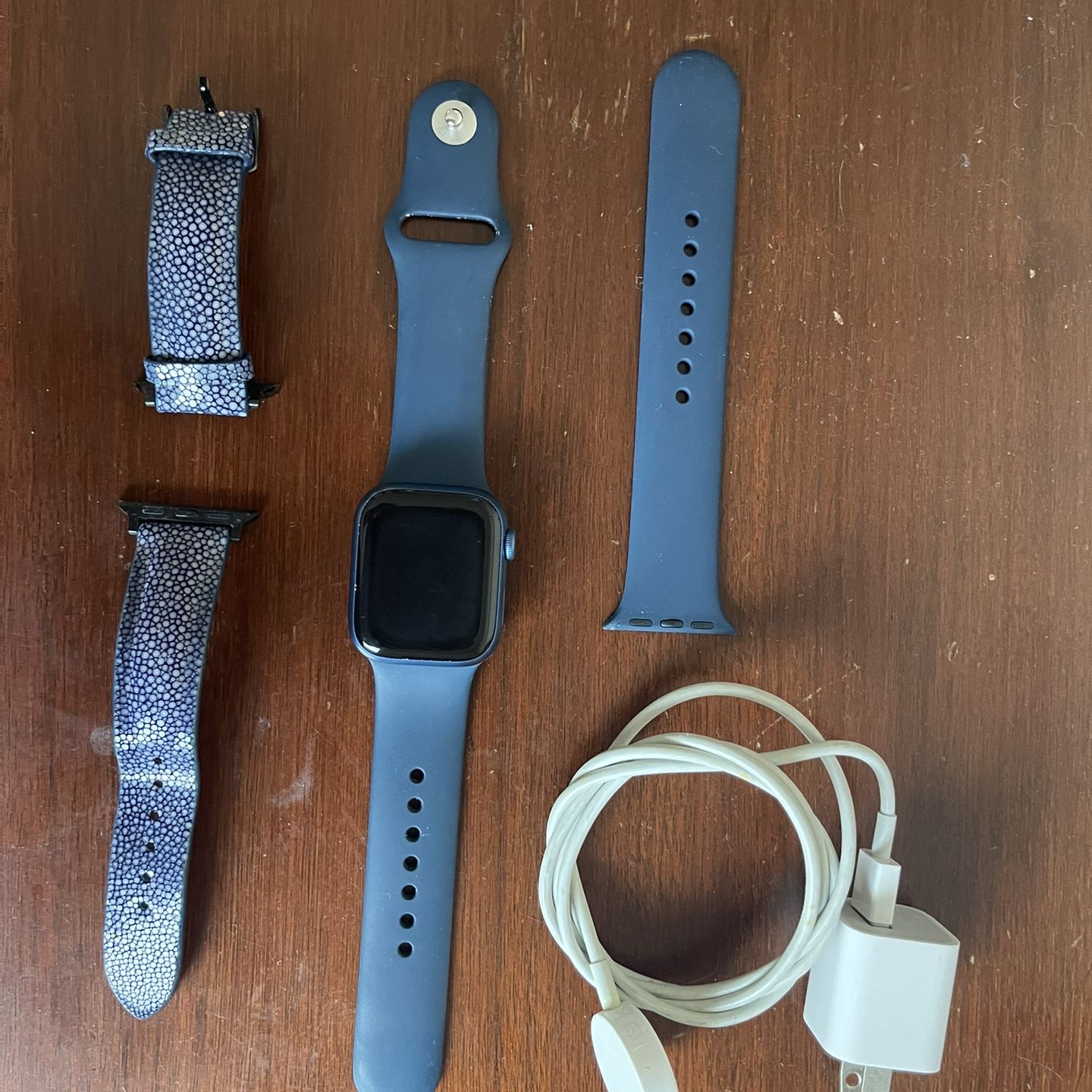 Apple Watch Series 7 GPS 41 mm with extra Stingray Band