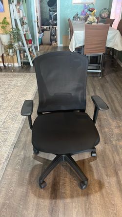 Black Mesh Back Office Chair with Armrests