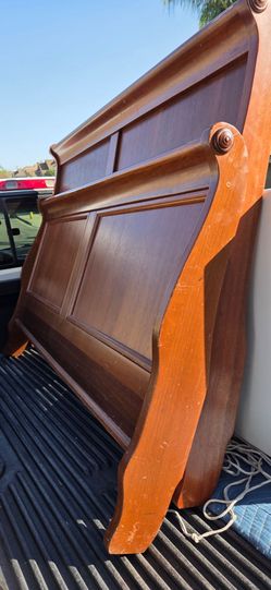 Sleigh bed