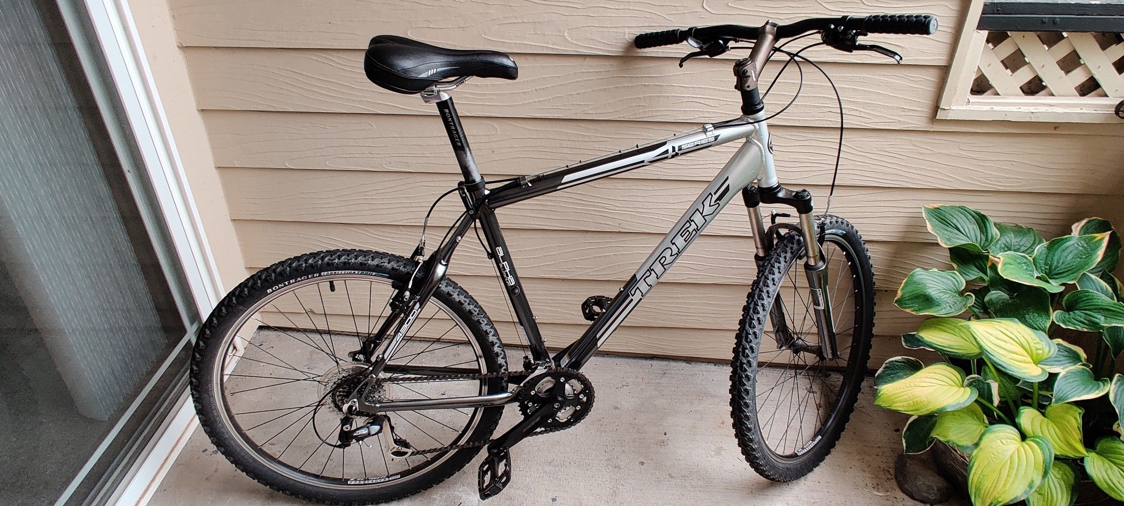 Trek 4300 22" like new mountain bike