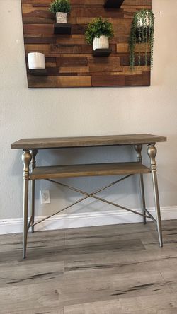 Entrance table