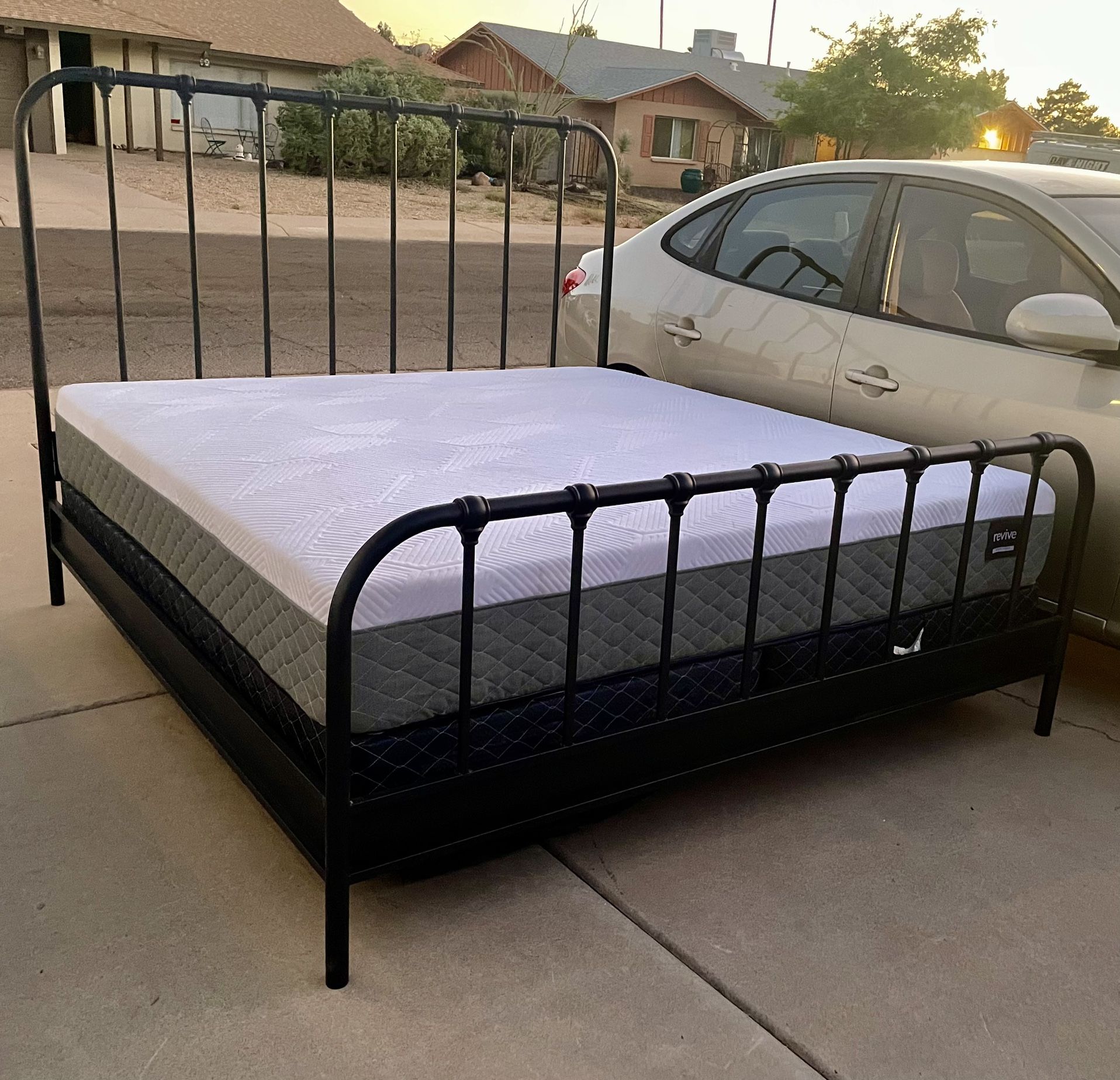 Gorgeous Model Home Country Farmhouse Black Metal King Spindle Bed w/ Mattress 