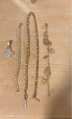 Assortment of jewelry