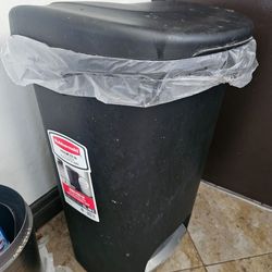 Rubbermaid 13 gallon trash can