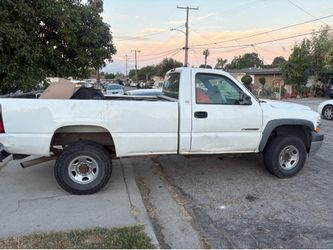 Chevy silverado 2002 v8 título salvage tiene placas de colorado