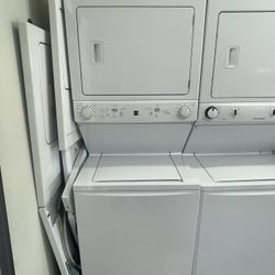 Kenmore 27’ Gas Washer Dryer Stackable In Excellent Condition 