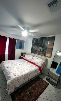 Queen bed/ Cama queen con el Cochon nuevo y la mesita de noche